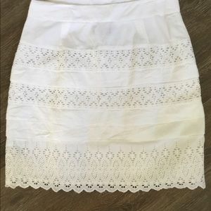 GAP embroidered/eyelet skirt, white